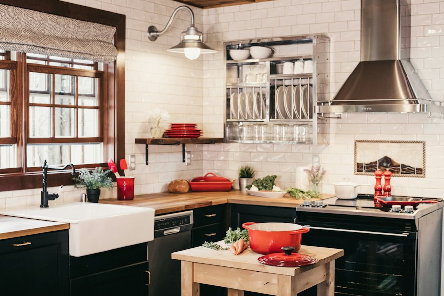 Dapur modern dengan kitchen set dan keramik bersih